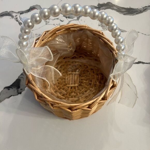 Flower girl Elegant Pearl Handle Wicker Basket - Picture 1 of 3